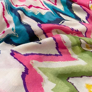 Schicker Schal mit Wellenmuster, Goldfolien-Details und bunten abstrakten Wellen