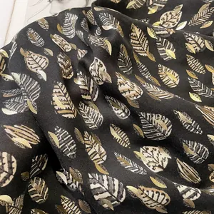 Elegante sciarpa in cotone nero con stampa a foglia dorata e finitura metallica di lusso