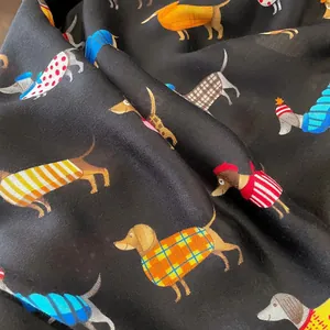 Gros plan sur le tissu en coton et lin avec des motifs de teckels colorés et ludiques