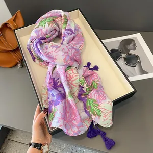 Schal mit Blumenmuster in Lila und langen Fransen für den Sommerurlaub am Strand