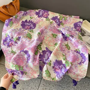 Seidenschal mit lila Chrysanthemen-Druck und Fransen für den Strandurlaub
