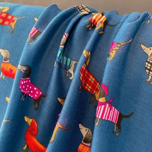 Détail d'une écharpe douce en coton et lin avec des motifs de teckels colorés sur bleu marine