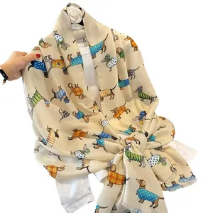 Écharpe beige en coton et lin avec motifs de teckels colorés et bords à franges