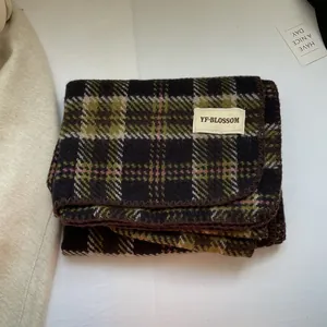 Détail de l'écharpe à carreaux vintage effet cachemire avec une texture douce en tissu brossé