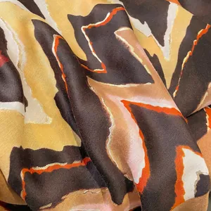 Detail von Baumwoll-Leinen-Schal mit Goldfolien-Wellenmuster und seidigen Falten