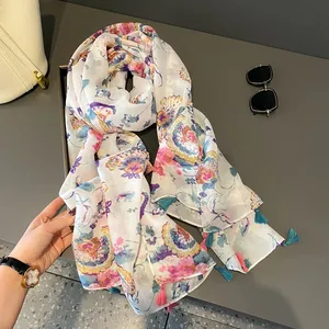 Écharpe bohème à motif cachemire floral et pompons colorés sur fond gris élégant