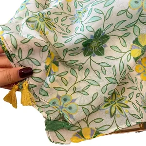 Sciarpa traspirante in cotone e lino con stampa floreale e nappe per protezione solare