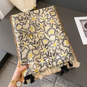 Écharpe bleue en coton-lin avec pompons noirs et motifs floraux doux pour femmes