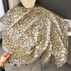 Écharpe beige en coton et lin avec imprimés floraux noirs et pompons pour femmes