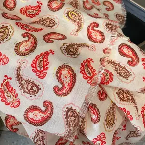 Dettaglio sciarpa paisley con accenti in lamina d'oro e bordi a frangia morbidi