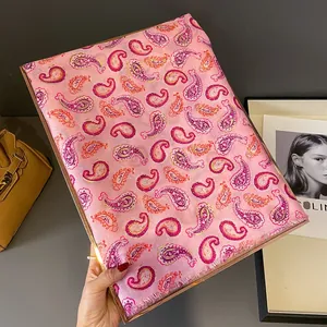 Sciarpa paisley rosa effetto lino con accenti dorati e bordi con frange per autunno e inverno