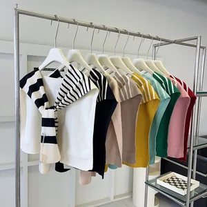 Gestreifte Strickschals für Damen in verschiedenen Farben an weißen Kleiderbügeln