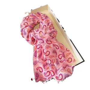 Sciarpa rosa motivo paisley effetto lino con dettagli dorati in scatola regalo
