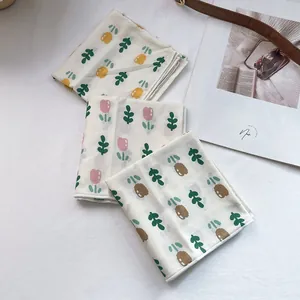 Elegantes Set aus Baumwoll-Leinen-Halstüchern mit zarten Blumen- und Fruchtprints