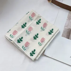Nahaufnahme von Baumwoll-Leinen-Schal mit rosa Tulpenmuster und fein genähten Kanten