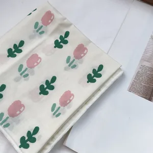 Nahaufnahme von Baumwoll-Leinen-Schal mit Tulpenprints und sauberer Overlock-Naht