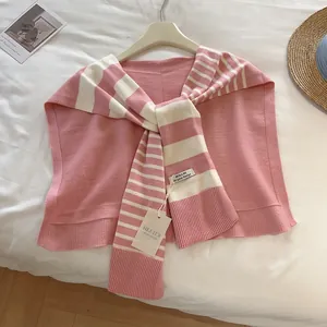 Detailansicht des rosa-weiß gestreiften Strickschals mit hochwertigem Markenetikett