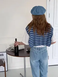 Vue détaillée du dos d'un châle en tricot à rayures chics sur une tenue décontractée moderne