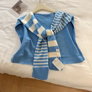 Detail des blau gestreiften Strickschals mit KILLDI Etikett und Handarbeitsstruktur