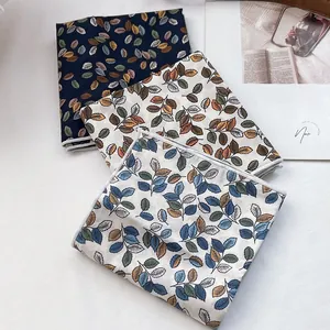 Détail de bandanas en coton floral avec motifs de feuilles vintage et coutures soignées