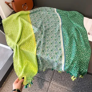 Détail d'une écharpe ethnique en coton et lin avec glands et motifs patchwork
