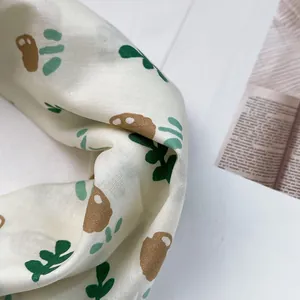 Detailaufnahme des Baumwoll-Leinen-Halstuchs mit Blumen- und Katzenpfoten-Druckmuster