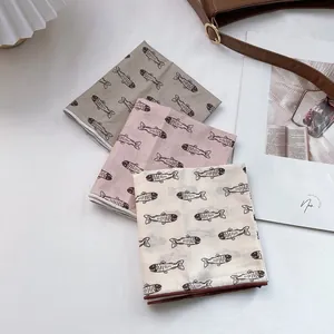 Drei Baumwoll-Leinen-Halstücher mit Fischmustern in Creme, Rosa und Olivgrün für Damen