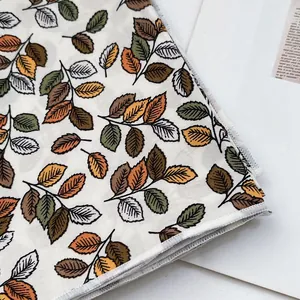 Détail de l'écharpe en coton à fleurs avec une finition de bord blanc précise