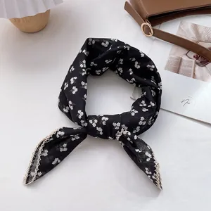 Vintage floral cotton headband in black with white flowers and beige lace trim