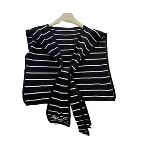 Châle en tricot à rayures bleu marine et blanc avec col marin et nœud sur le devant