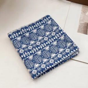 Gros plan d'un bandana en coton bleu marine avec des motifs géométriques blancs