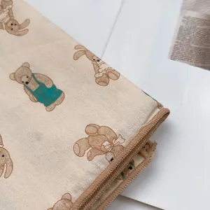Écharpe en coton de style japonais avec motifs d'ours et de lapins en beige