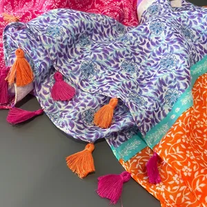 Détail d'une écharpe en coton lin à fleurs paisley avec des franges à glands colorés