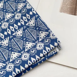 Détail du bandana en coton bleu montrant les motifs géométriques et la texture tissée