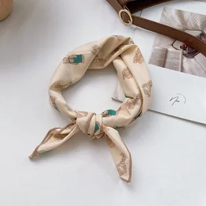 Foulard en coton style japonais pour femme avec ours et lapins mignons sur fond crème