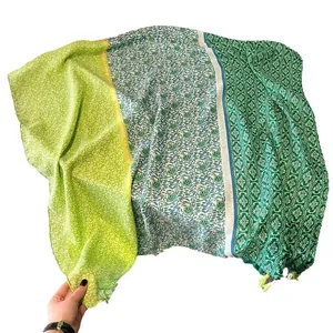 Écharpe légère en coton lin bohème avec imprimés floraux verts et franges fines