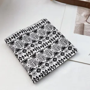 Vue détaillée du foulard en coton à motifs tribaux avec accessoires de ceinture en cuir