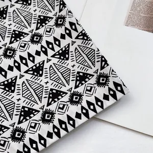 Détail d'un imprimé géométrique noir et blanc minimaliste sur tissu en coton doux