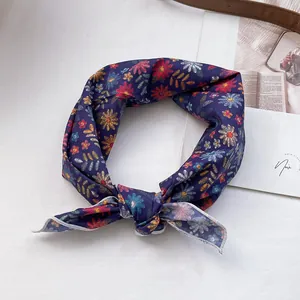 Détail du foulard en coton à petites fleurs bleu marine avec un motif marguerite doux