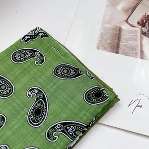 Detailansicht des grünen Baumwoll-Leinen-Bandanas mit klassischem Paisley-Blumenmuster