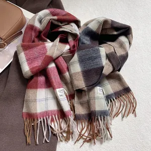 Bufandas de lana a cuadros estilo británico en marrón con flecos y etiqueta de marca