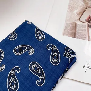 Detail eines dunkelblauen Baumwoll-Leinen-Schals mit elegantem Paisley-Blumenmuster