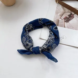 Nahaufnahme eines blauen Baumwoll-Bandanas mit Paisley-Muster auf modernem Hintergrund