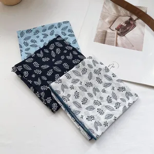 Pastellfarbene Baumwolle Leinen Bandanas mit Blumenmuster in Blau, Schwarz und Beige