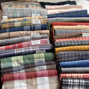 Pile d'écharpes en cachemire 100% laine avec carreaux écossais et tons unis
