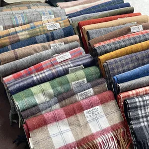 Détail de piles de d'écharpes en cachemire à carreaux style britannique avec franges