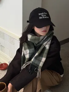 Bufanda de lana a cuadros verdes y blancos estilo británico con gorra negra de mujer