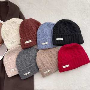 Dicke Strickmützen aus 100% Wolle für Damen in acht Farben mit klassischem Zopfmuster