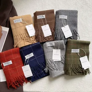 Écharpes en laine australienne à carreaux variés avec pompons et étiquettes de marque
