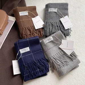 Ensemble de quatre écharpes en laine à carreaux aux tons d'automne avec franges et étiquettes